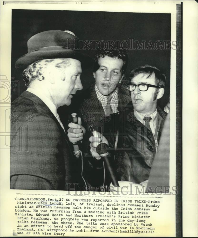 1971 Press Photo Ireland's Prime Minister Jack Lynch with newsmen at Embassy
