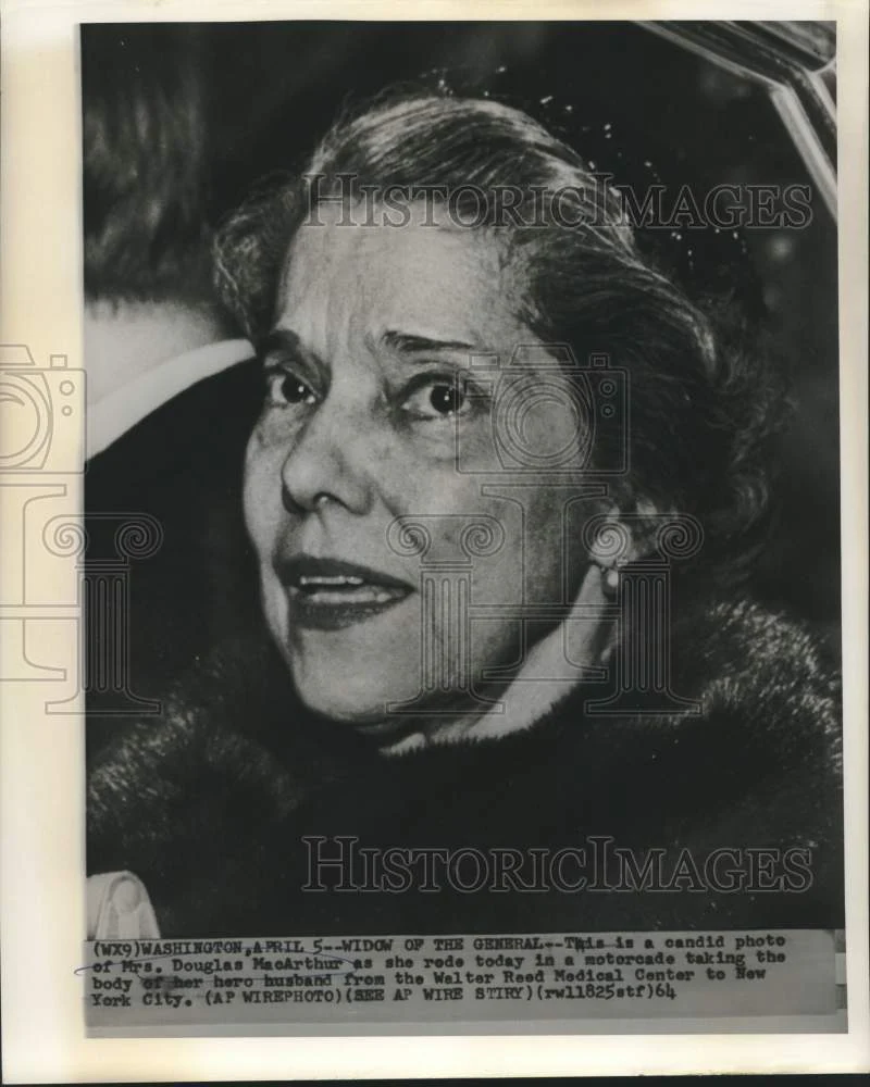 1964 Press Photo Mrs. Douglas MacArthur in motorcade from Walter Reed Hospital
