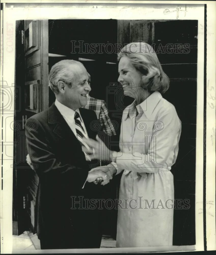 1974 Press Photo Maryland Governor Mandel and Jeanne Dorsey hold hands after wed