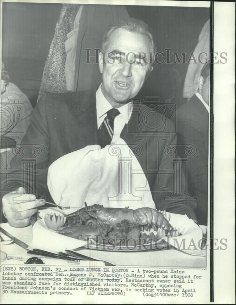 1968 Press Photo Senator Eugene McCarthy with two-pound lobster in Massachusetts