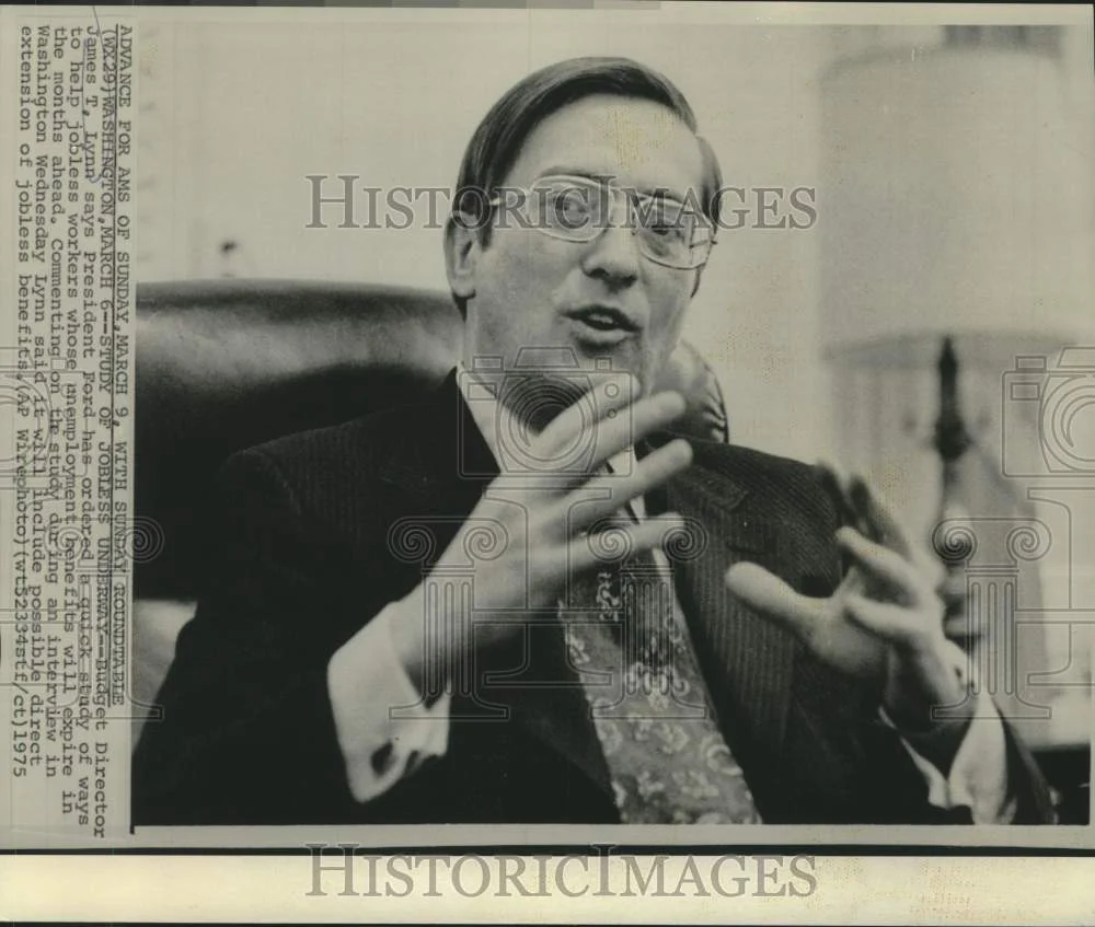 1975 Press Photo Budget Director James Lynn in Washington interview. - now20930