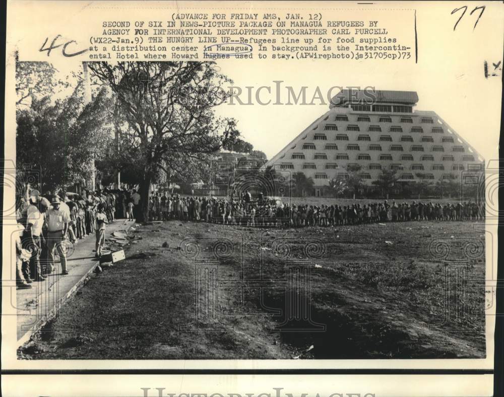 1973 Press Photo Refugees line up to get food near hotel, Managua, Nicaragus