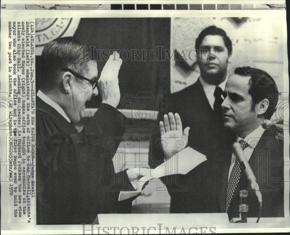 1970 Press Photo Atlanta's new mayor, Sam Massell, sworn in by Judge Edenfield