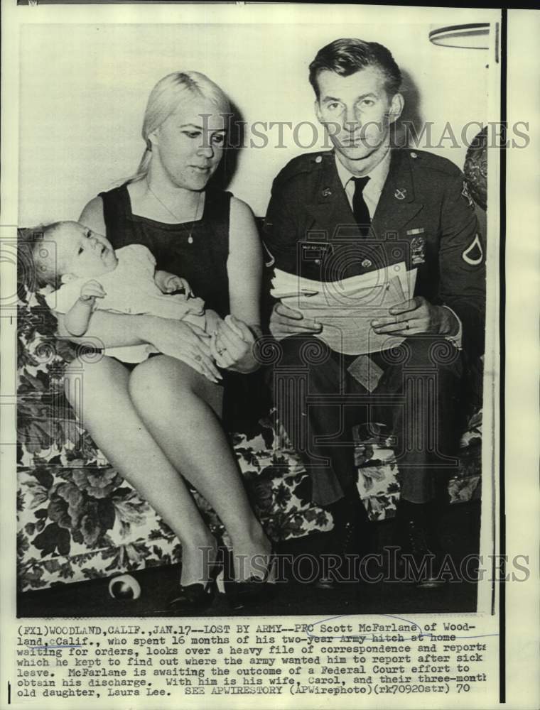 1970 Press Photo PFC Scott McFarlane with family shows Army correspondence