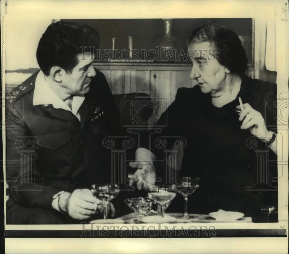 1972 Press Photo Premier Golda Meir and Lt. General Elazar at ceremony