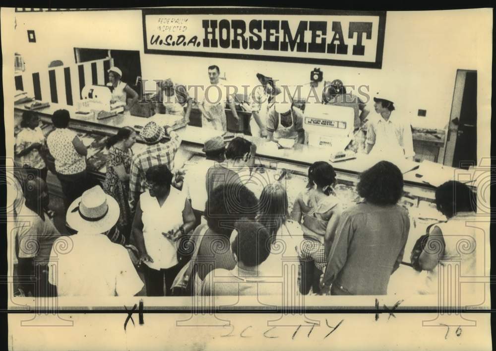1973 Press Photo Customers line up for inexpensive horse meat at Gratiot Market