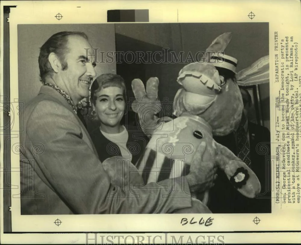 1972 Press Photo Lori Ralfman presents toy donkey to Senator McGovern in FL