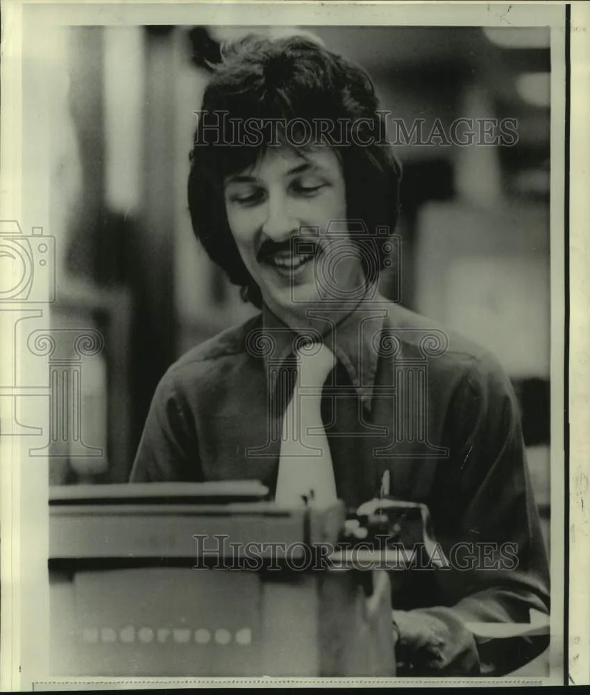 1971 Press Photo Kirby Lewellen looks for stenographer job in Honolulu