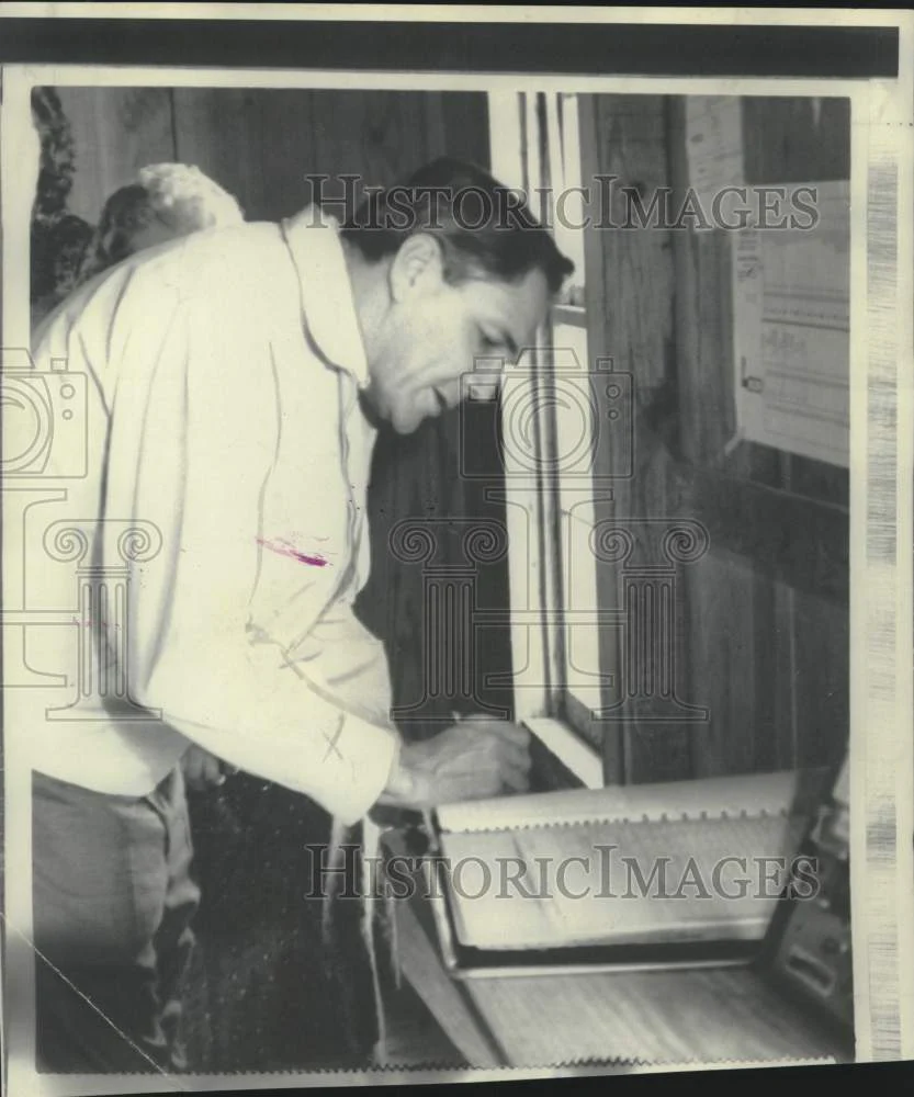 1966 Press Photo Louisiana Governor McKeithen votes at Caldwell Parish