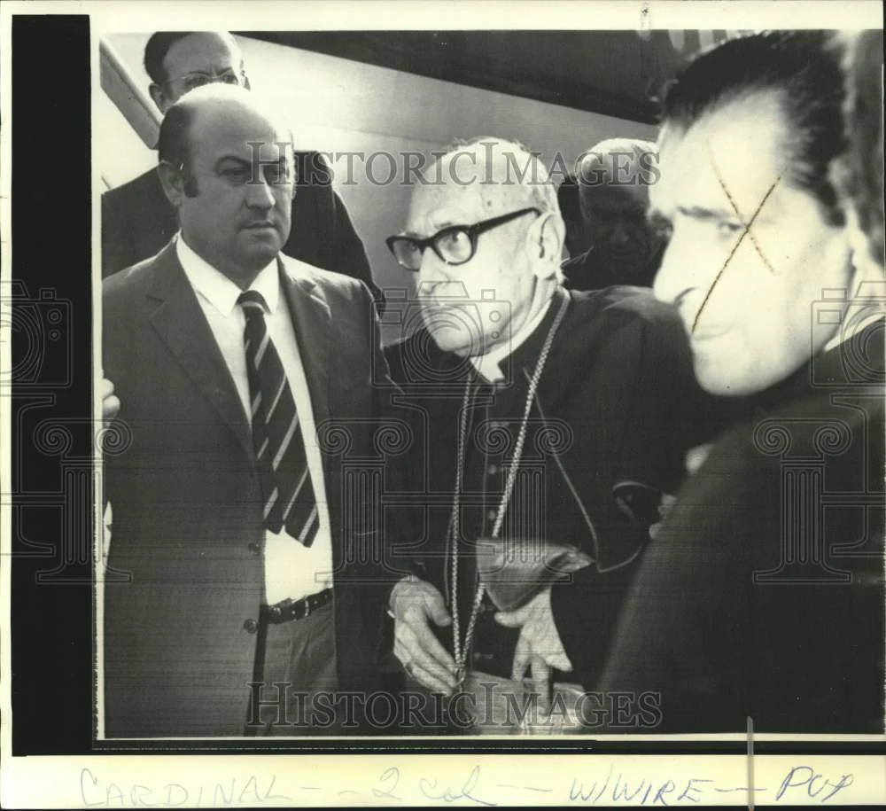 1971 Press Photo Josef Cardinal Mindszenty assisted at Rome's airport.