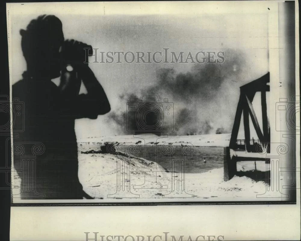 1967 Press Photo Israeli soldier peers into Egypt's Ismalia on the West Bank
