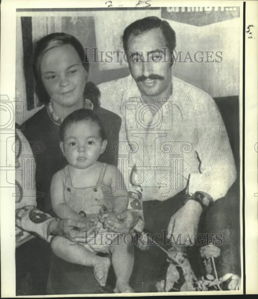 1972 Press Photo Sesik and Lana Odunkesenier with son Aaron shown in Turkey