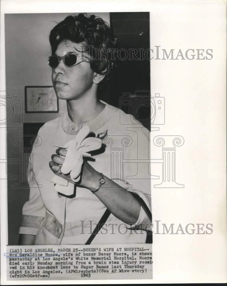 1963 Press Photo Boxer Davey Moore's wife shown at Los Angeles hospital
