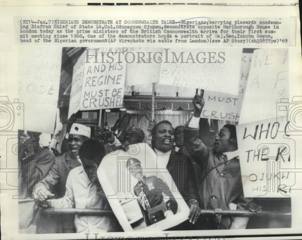 1969 Press Photo Nigerians demonstrate in London at Commonwealth talks.