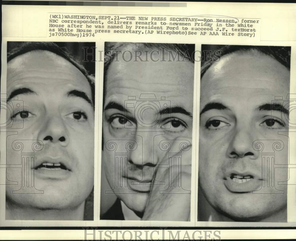 1974 Press Photo White House press secretary Nessen with press at White House