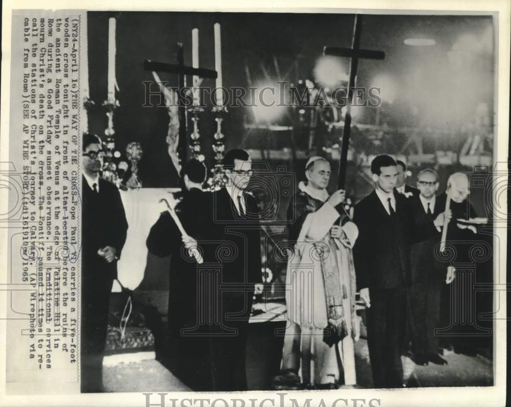 1965 Press Photo Pope Paul VI carries five-foot wooden cross at Temple of Venus
