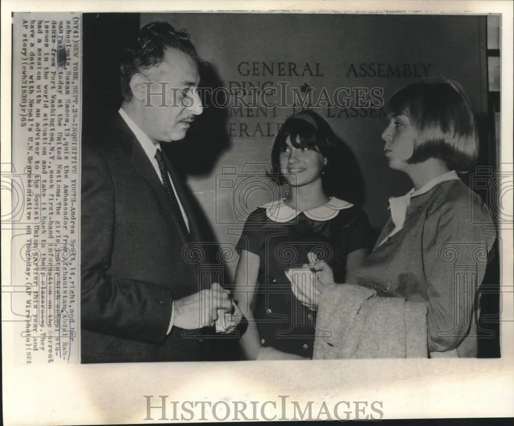 1965 Press Photo Students Sacca and Scott quiz Ambassador Pazhwak at UN