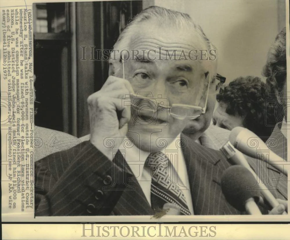 1975 Press Photo Maurice Stans with newsmen outside U.S. District Court