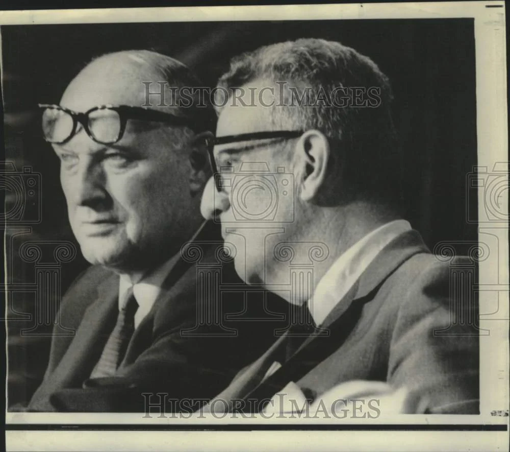 1968 Press Photo DNC chairmen John Bailey and Lawrence O'Brien confer in Chicago