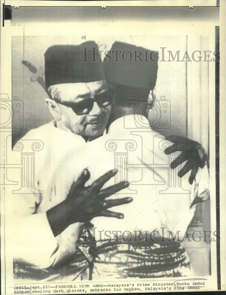 1970 Press Photo Malaysia's Prime Minister Tunku Abdul Rahman embraces nephew