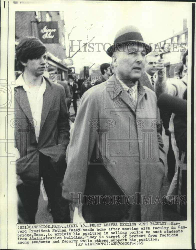 1969 Press Photo Harvard President Nathan Pusey leaves Cambridge meeting