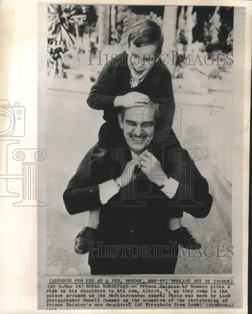 1965 Press Photo Prince Rainier of Monaco with son Albert on palace grounds