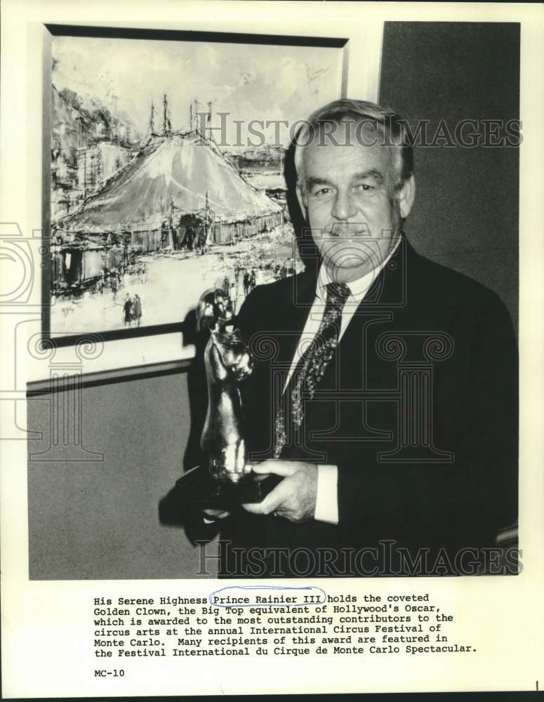 1978 Press Photo Monaco's Prince Rainier holds Golden Clown award - now33382