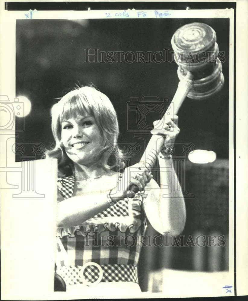 1972 Press Photo Pam Powell holds gavel at GOP National Convention podium