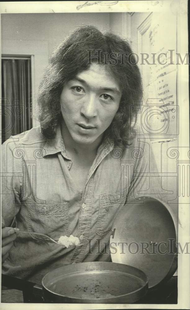 1970 Press Photo Pitt senior Mark Payne cooks rice in off-campus apartment