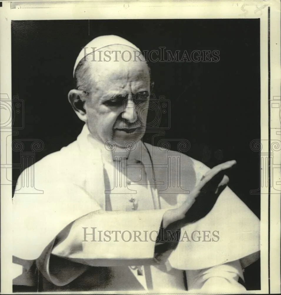 1970 Press Photo Pope Paul VI waves to St. Peter's Square crowd at noon blessing