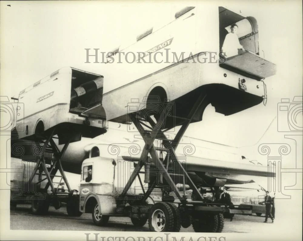 1965 Press Photo Modern equipment speeds plane cargo landing. - now35233
