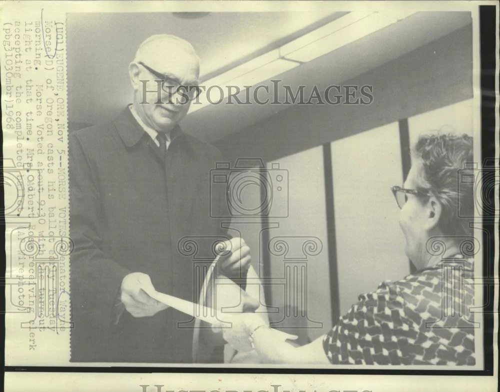 1968 Press Photo Mrs. Albert Ross receives Senator Wayne Morse's ballot