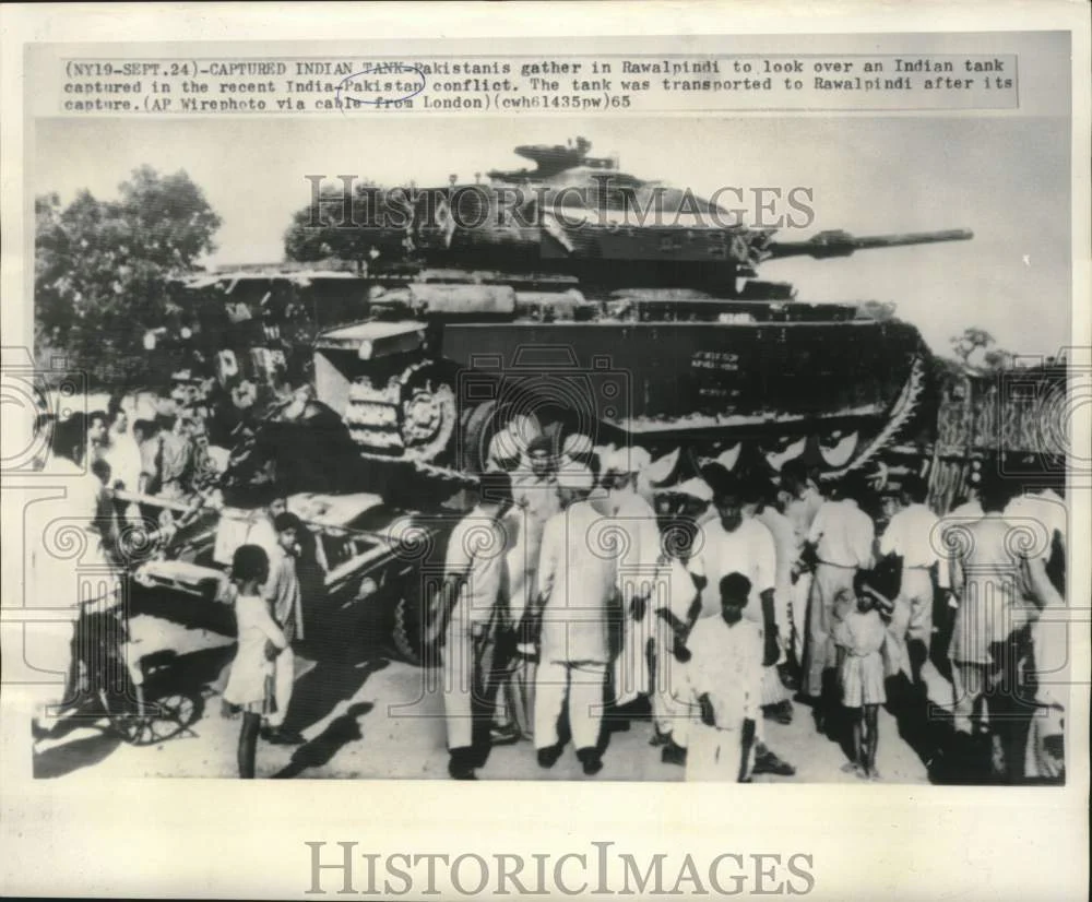 1965 Press Photo Pakistanis view captured Indian tank in Rawalpindi - now35463