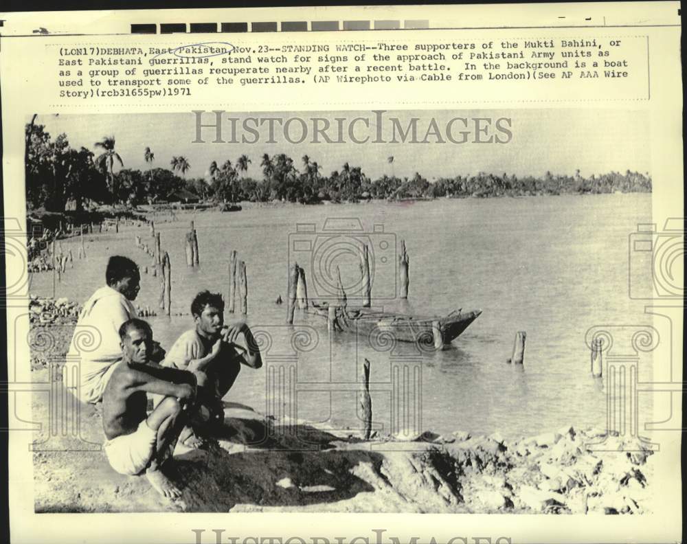 1971 Press Photo Mukti Bahini supporters watch for Pakistani Army units