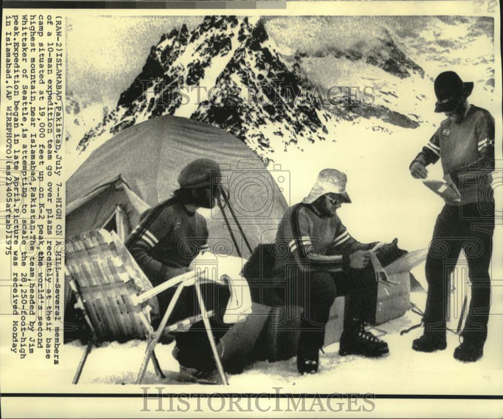 1975 Press Photo Pakistan's K-2 expedition team go over plans at base camp