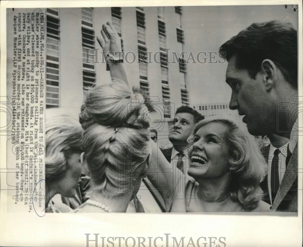 1965 Press Photo Candace Mossler, with family, waves goodby to prisoners