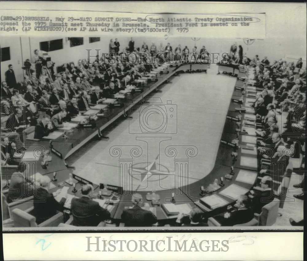 1975 Press Photo President Ford and delegates of NATO summit meet in Brussels