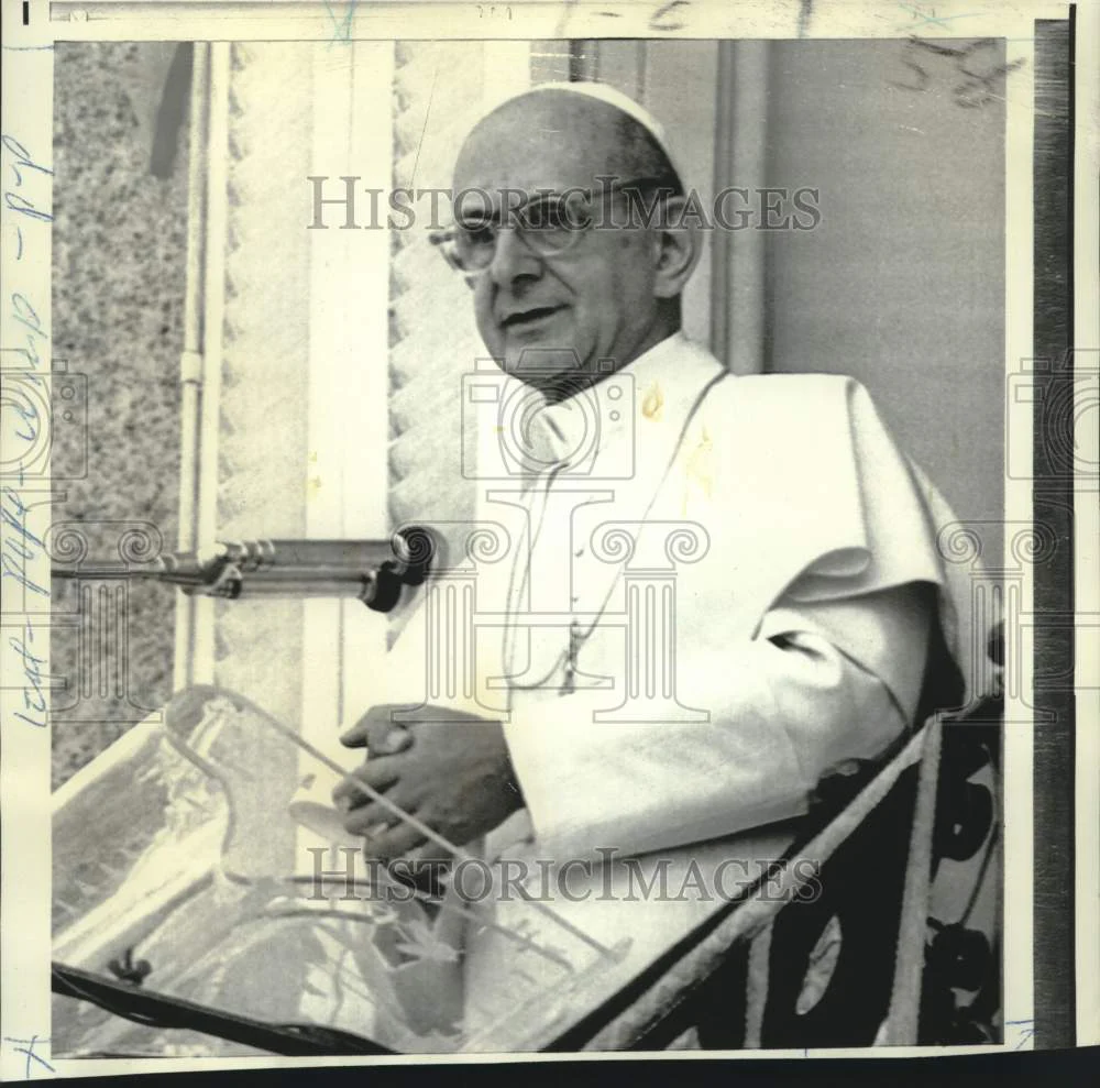 1971 Press Photo Pope Paul VI speaks to a crowd from his Castel Gandolfo balcony