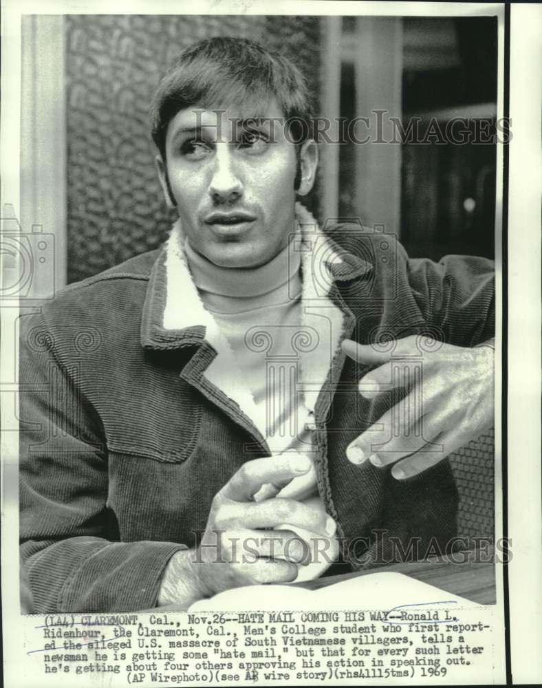 1969 Press Photo Ronald Ridenhour tells California newsman about his "hate mail"