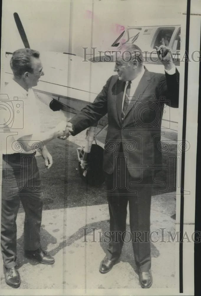 1967 Press Photo Governor Winthrop Rockefeller shakes friend's hand in Memphis