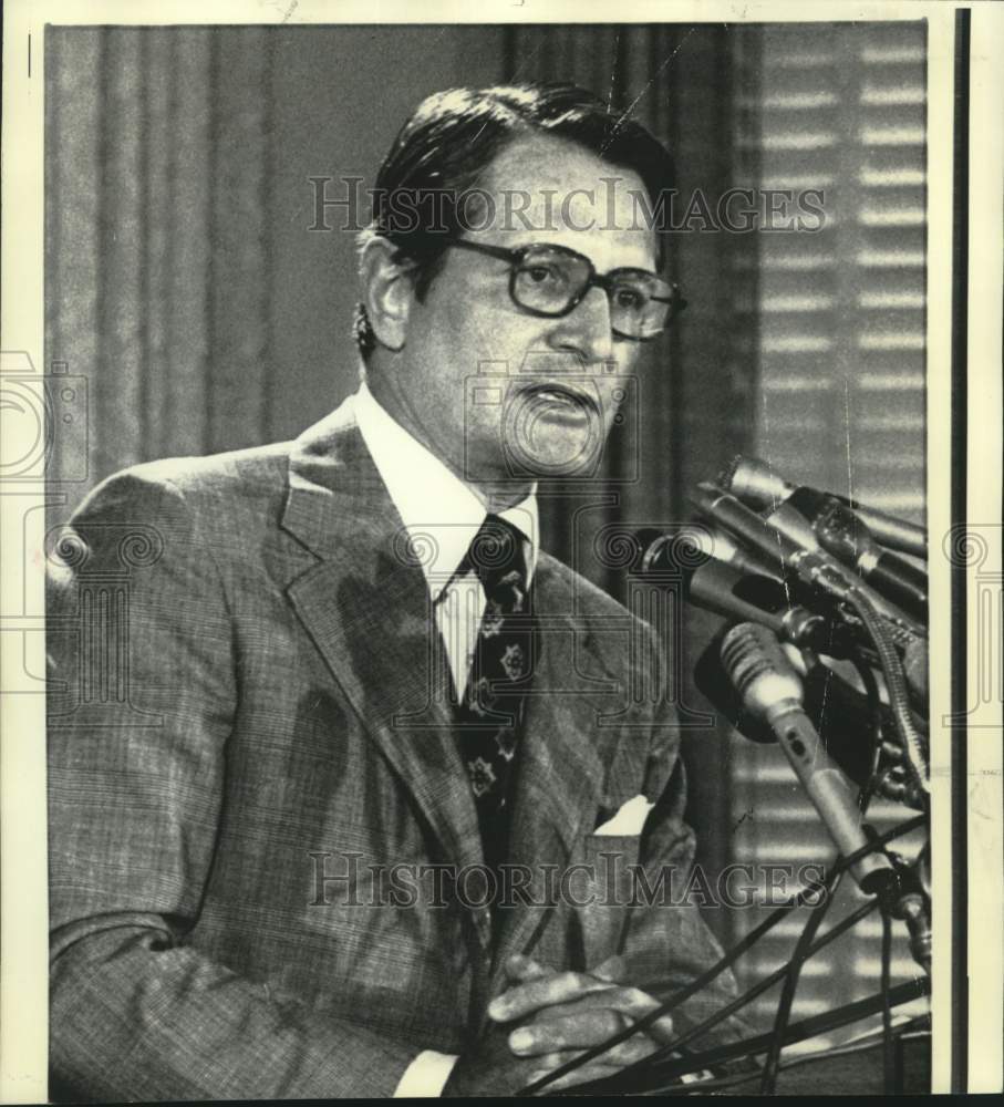 1972 Press Photo HEW Secretary Elliot Richardson at Washington news conference
