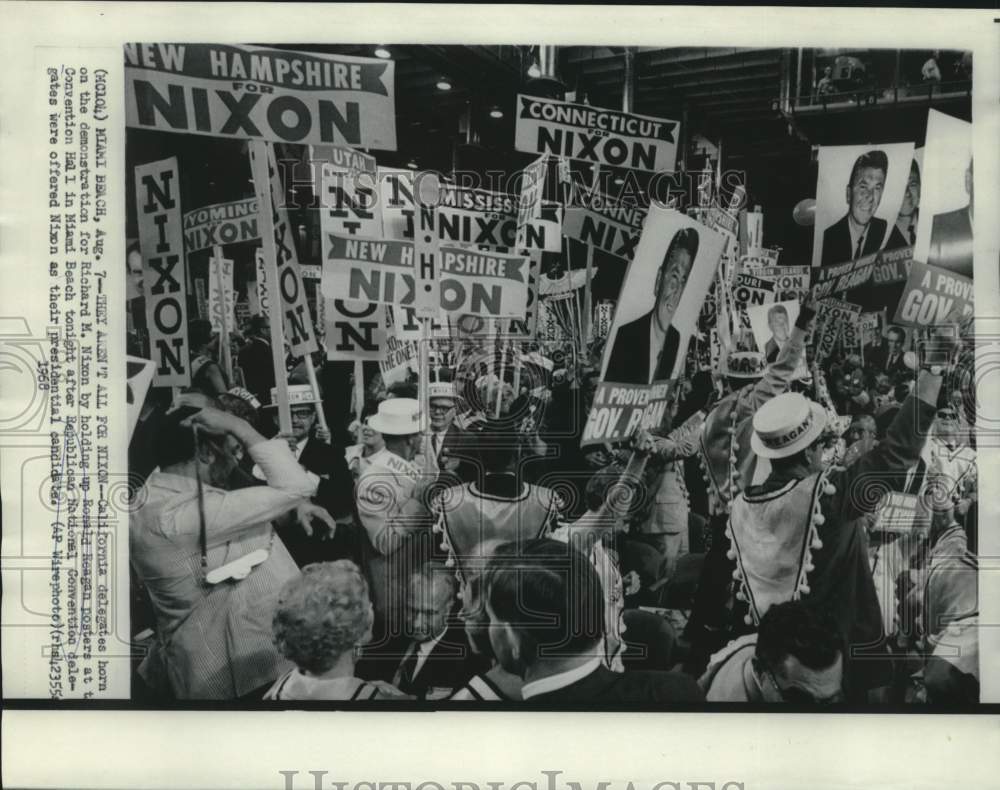 1968 Press Photo Supporters hold up Nixon, Reagan signs at GOP convention, FL.