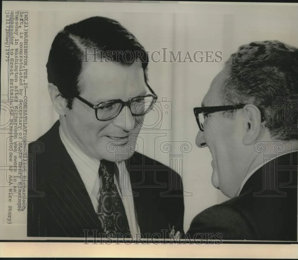 1975 Press Photo Elliot Richardson congratulated by Kissinger in Washington