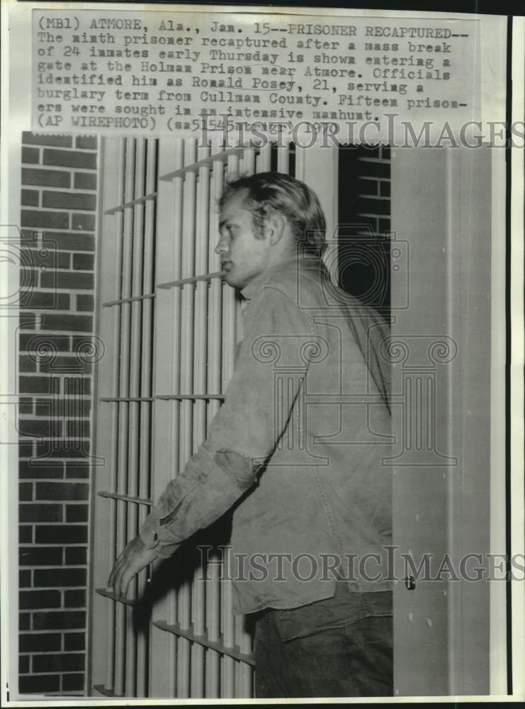 1970 Press Photo Burglar Ronald Posey re-enters prison after escape, Alabama