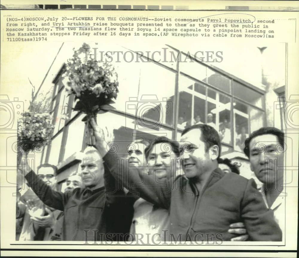 1974 Press Photo Soviet cosmonauts Pavel Popovich and Yuri Artyukhin greet crowd