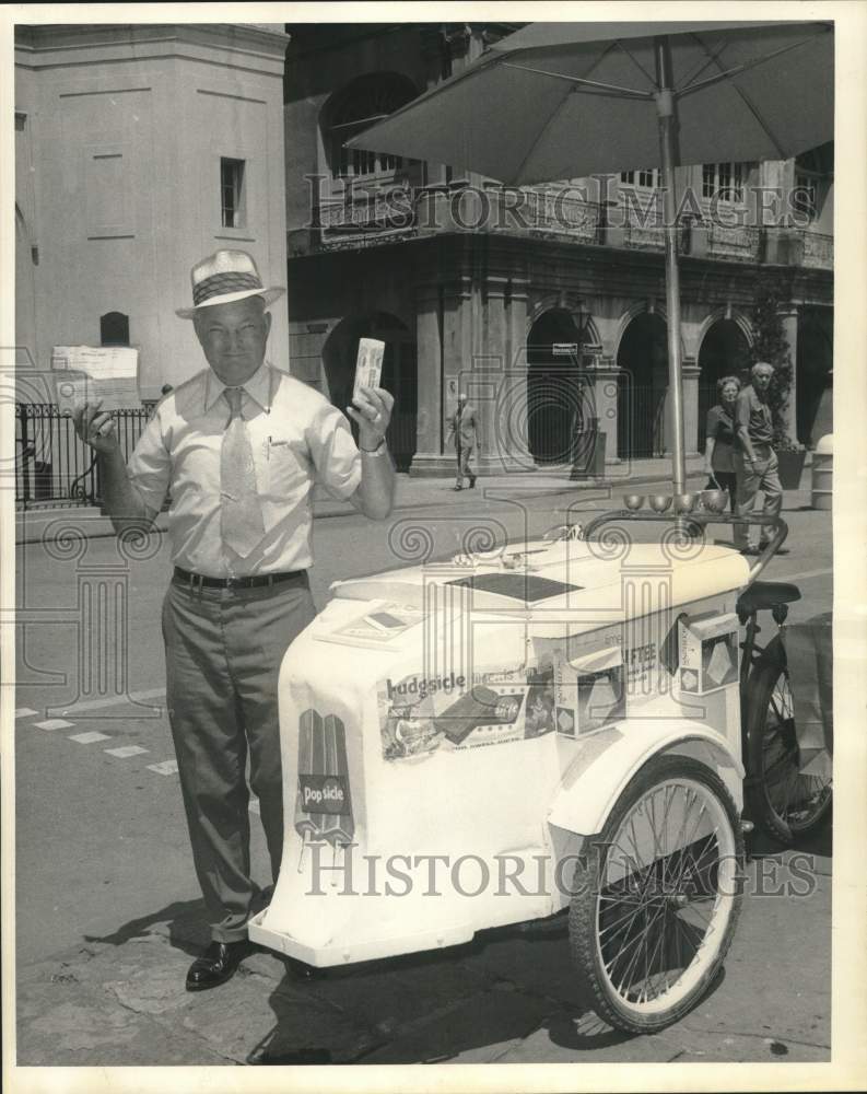 1972 Press Photo Vendor Oliver Lee Roberts Back in Business in New Orleans