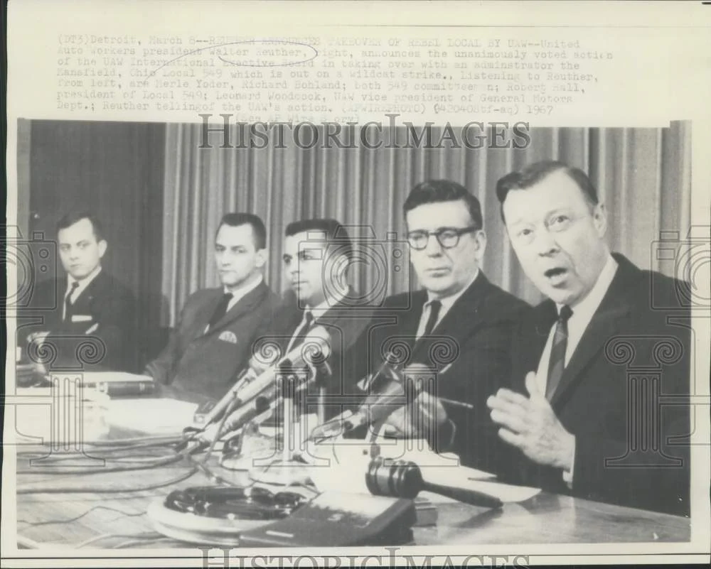 1967 Press Photo UAW President Walter Reuther with Ohio Local 549 officials
