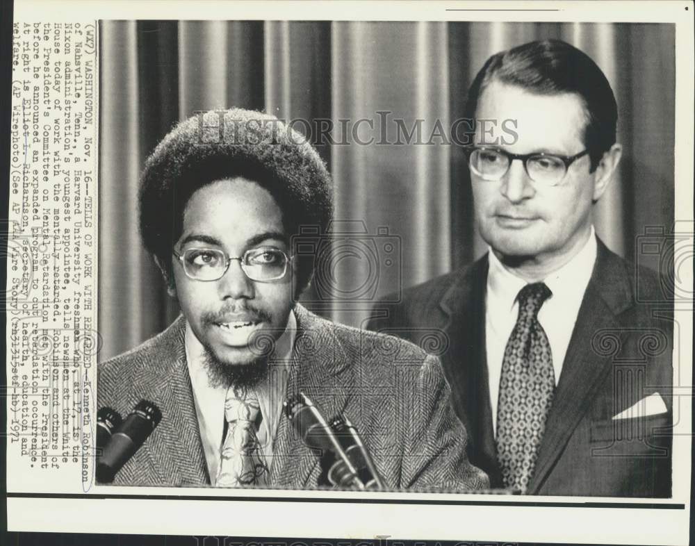 1971 Press Photo Nixon's youngest appointee Kenneth Robinson, 17, with press