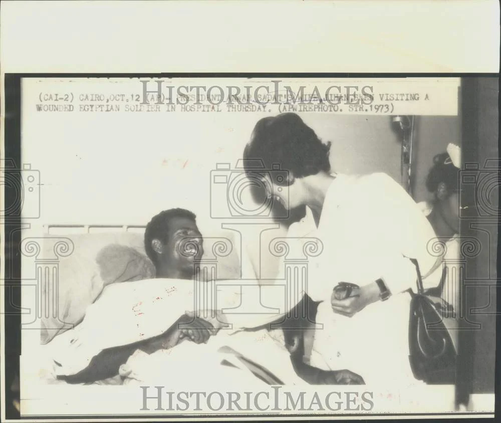 1973 Press Photo Jihan Sadat visits wounded Egyptian soldier in Cairo hospital