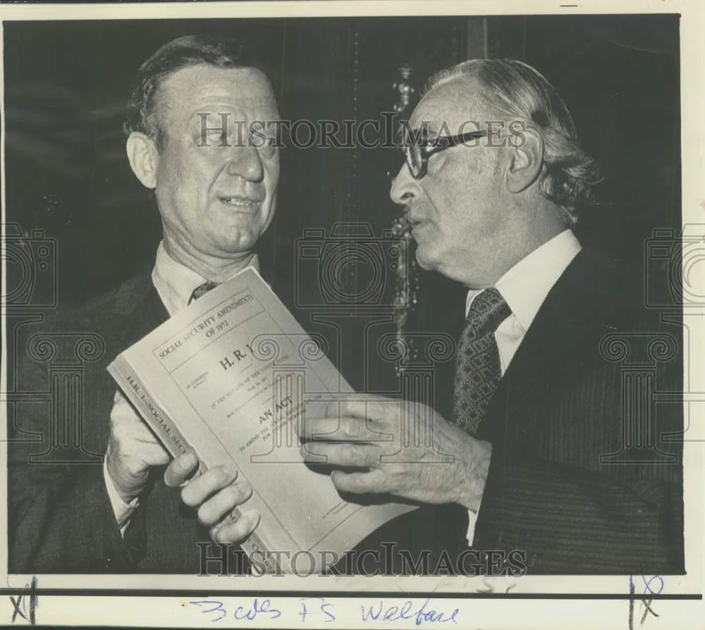 1972 Press Photo Senators William Roth, Abraham Ribicoff Discuss Bill